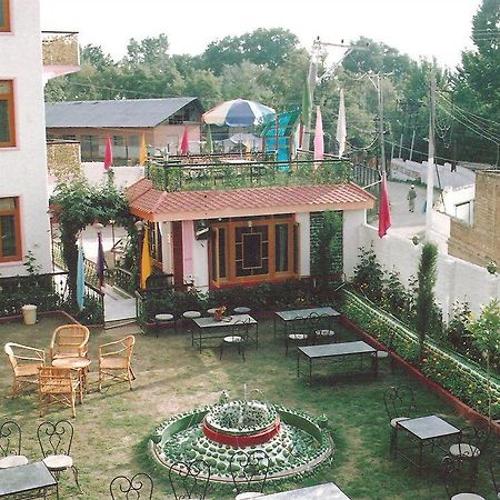 Hotel Zahgeer Continental - Srinagar Exterior foto