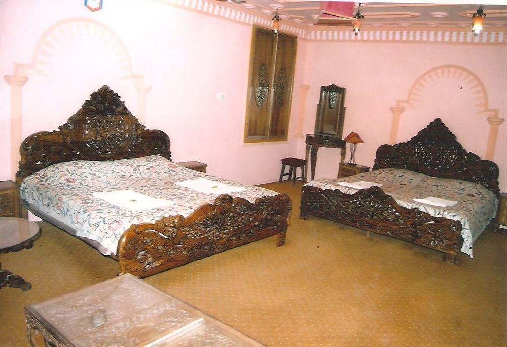 Hotel Zahgeer Continental - Srinagar Exterior foto