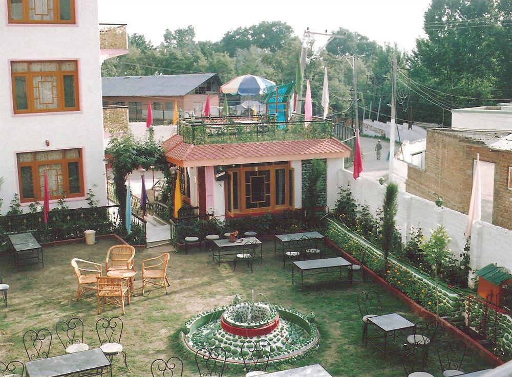 Hotel Zahgeer Continental - Srinagar Exterior foto